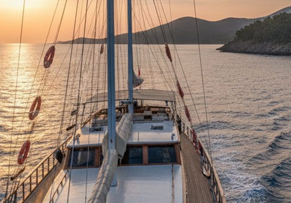 Gulet ana güvertesi ve gölgelik, gün batımında Ege