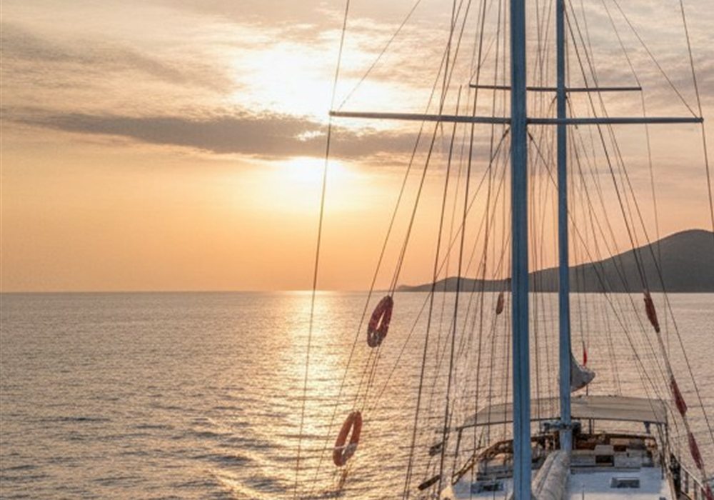 Gün batımında açık deniz seyri